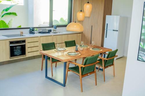 Apartment Golfinhos - Kitchen and Dining table