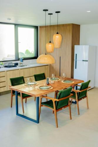 Apartment Golfinhos - Kitchen and Dining table